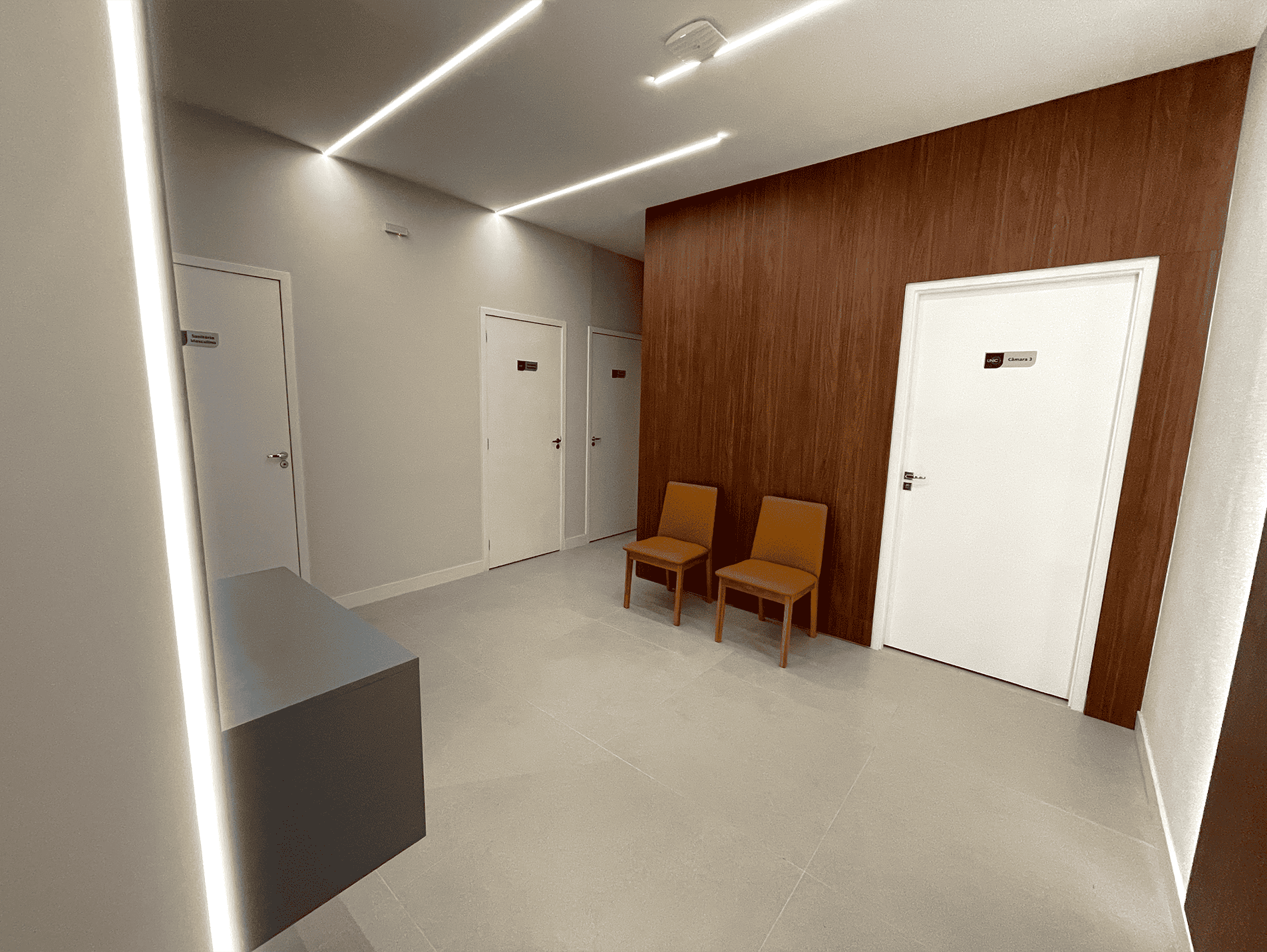 Corredor com cadeiras e portas