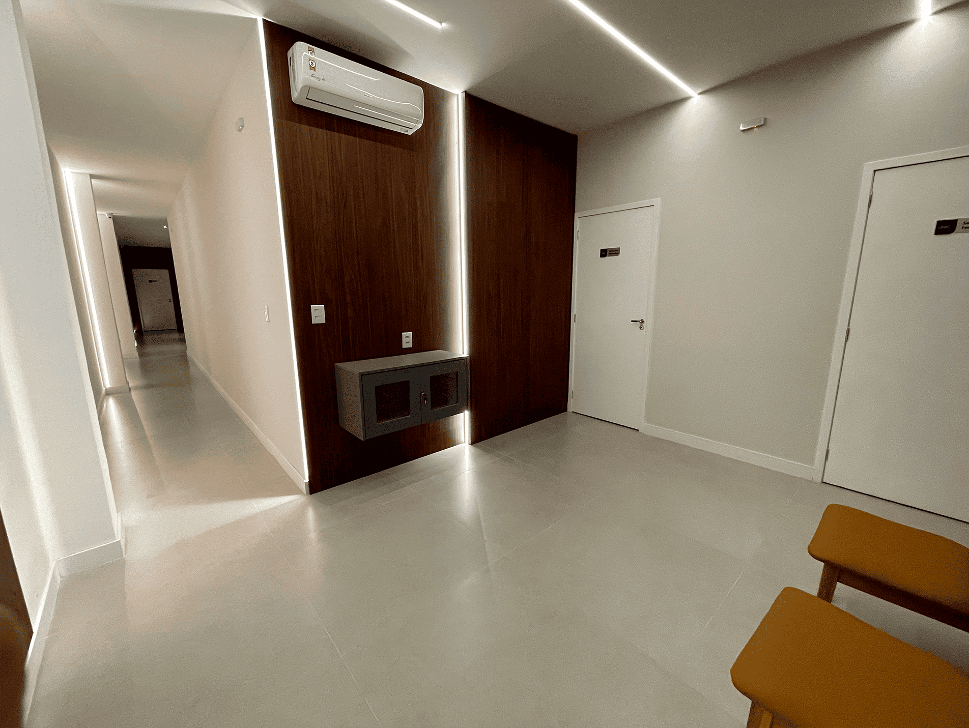 Corredor com banco amarelo